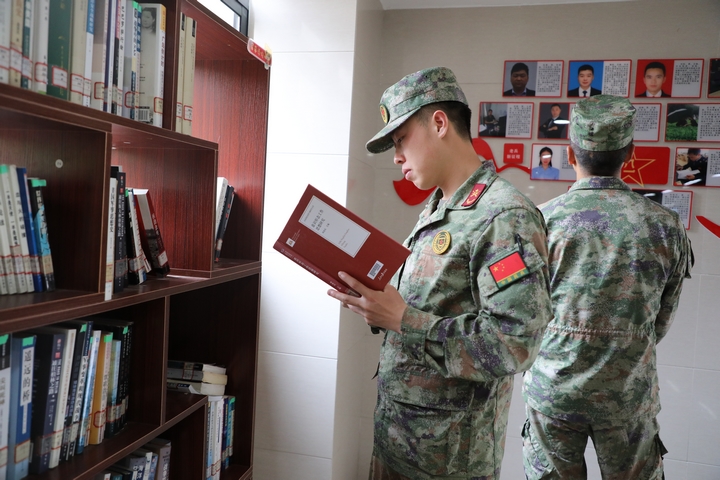 在讀書角閱讀書籍。