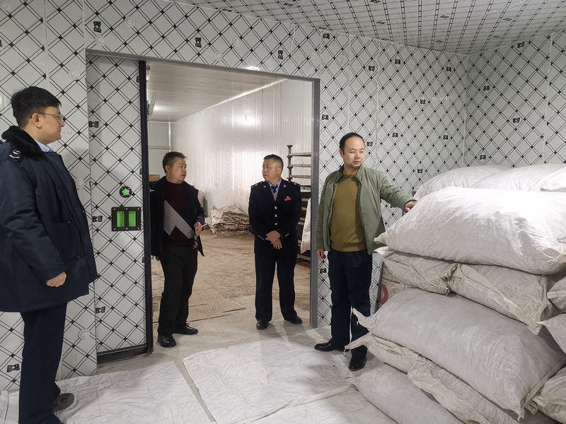 黎平縣稅務局深入企業了解生產經營情況，并現場進行政策輔導。