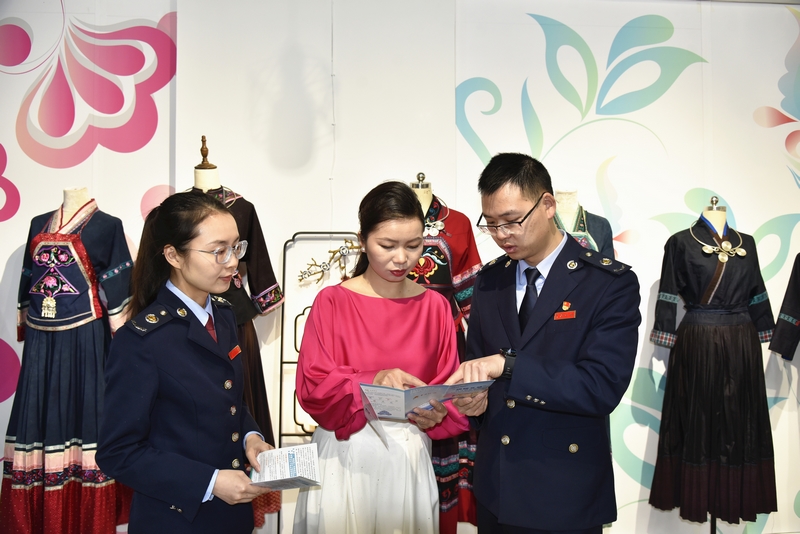 _晴隆縣稅務局干部深入走訪貴州布依垚文化發展有限責任公司，宣傳講解“銀稅互動”政策。楊書琪攝