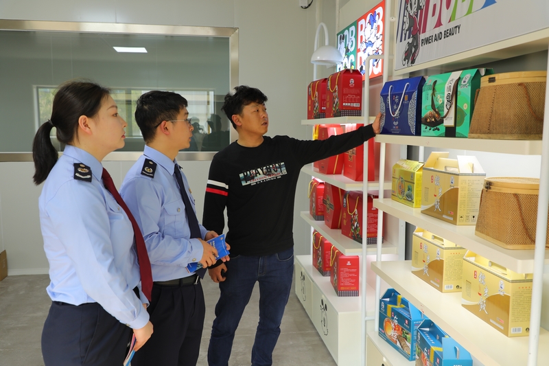 貞豐縣稅務局干部了解貴州胖四娘食品有限公司工坊粽子生產經營情況，宣傳講解稅費政策，解答涉稅疑難問題。陳有為攝