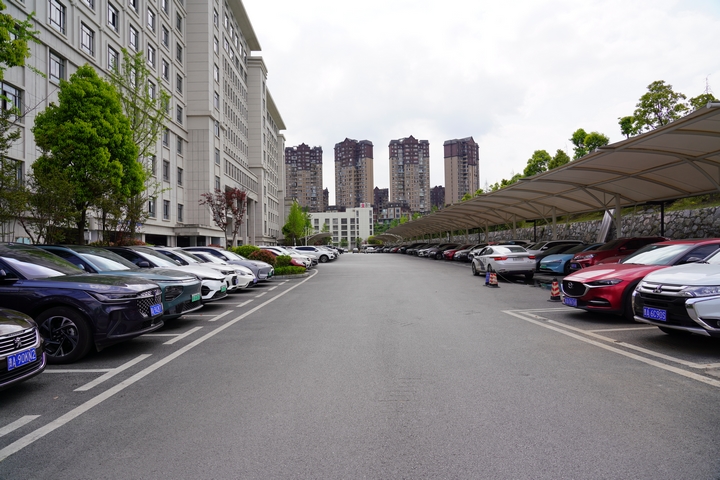 清鎮市行政中心停車場。沈建華 攝 (2).JPG