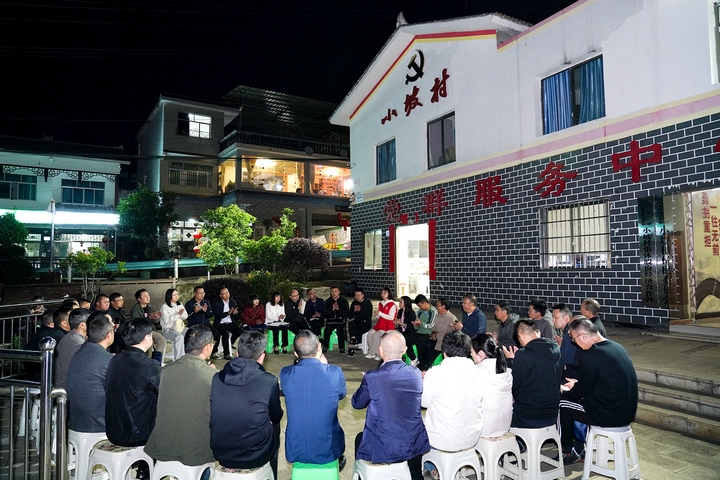 學(xué)員與村干部、村民代表圍坐在一起交流。代勝?gòu)?qiáng) 攝.jpg