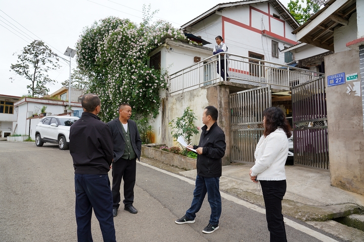 學(xué)員與村民交談。代勝?gòu)?qiáng) 攝.jpg