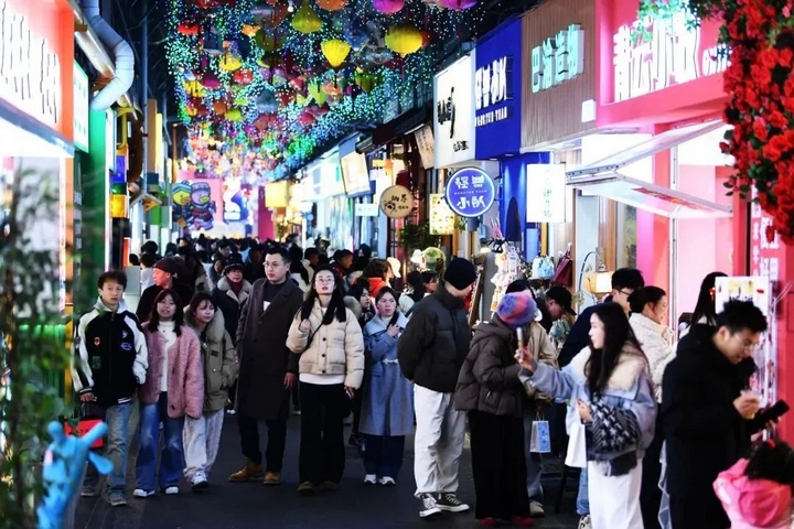 4 市民游客在青云市集內游覽打卡.jpg