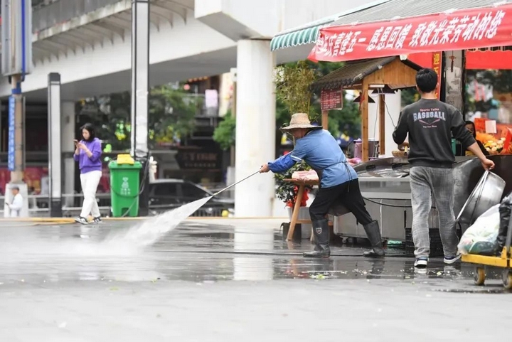 8 在南明區花果園旅游大巴集散服務點周邊,保潔員正進行保潔作業。.jpg
