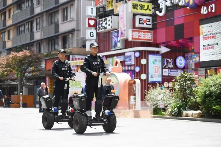 9 南明區青云路街面警務站的巡警正在青云路步行街開展街面巡邏。.jpg