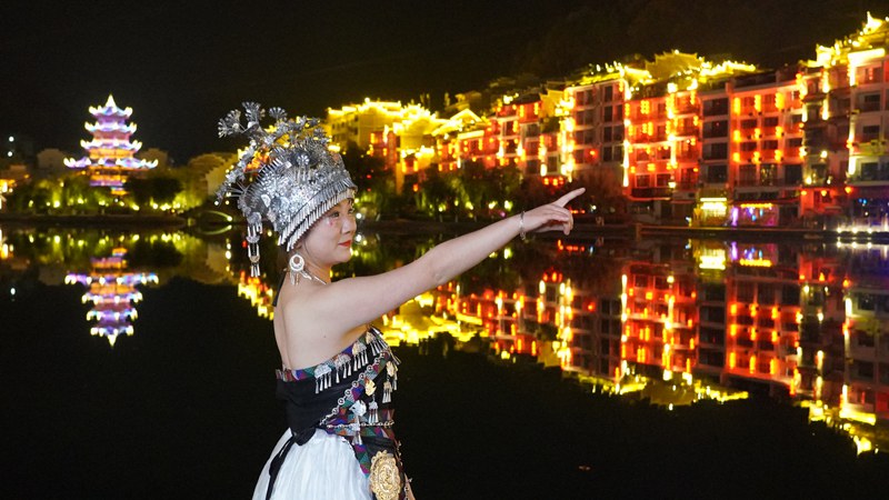 游客盛裝拍照車逢路 。鎮遠縣委宣傳部供圖