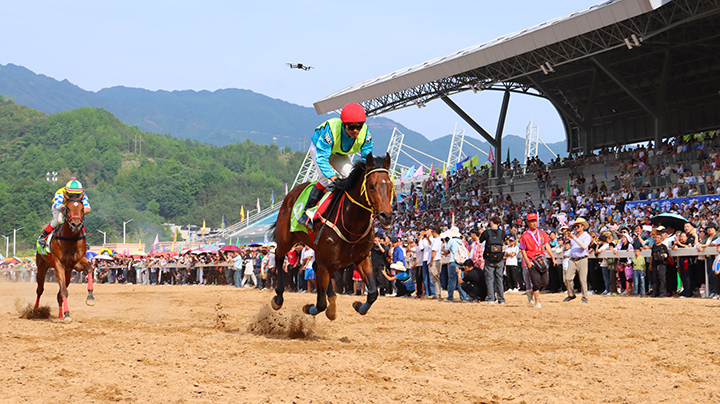 賽馬現(xiàn)場(chǎng)。