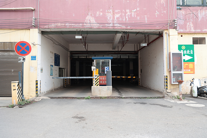 五一假期開放免費(fèi)停車場(chǎng)入口。