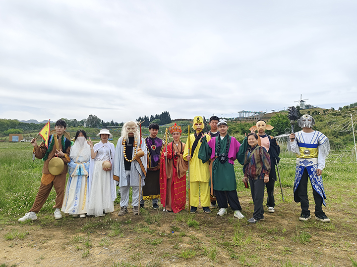 杉坪景區花開吸引眾多游客來打卡。