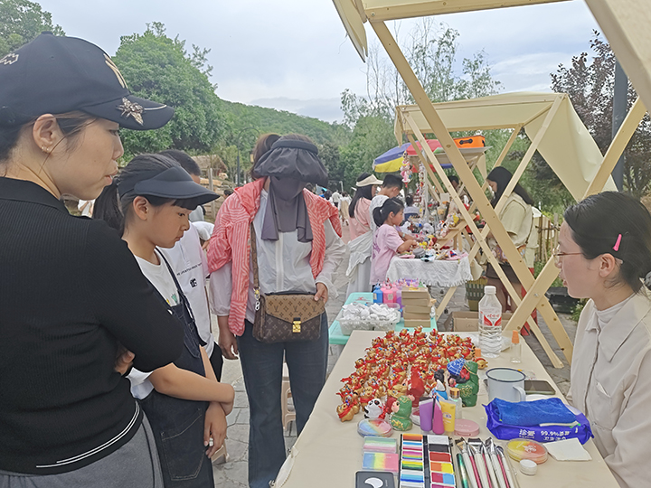 小西湖景區推出了西湖匯集·好玩集市吸引游客消費。