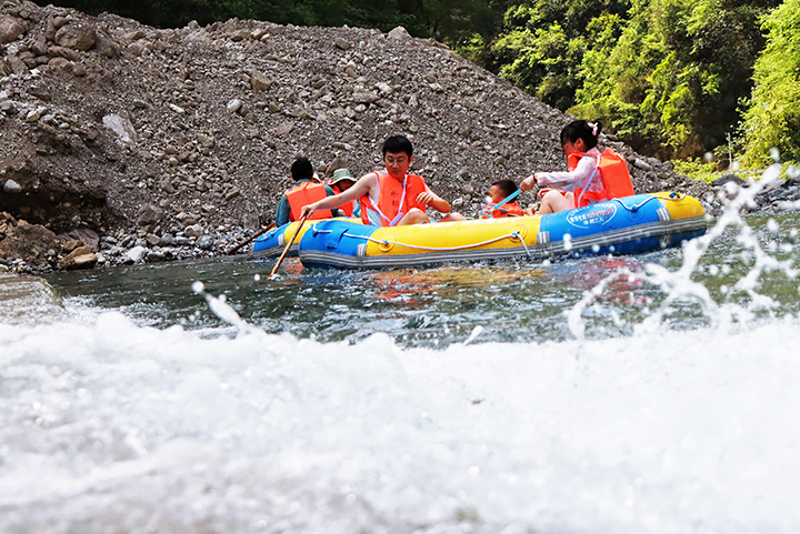 游客緊握扶手，在湍急水段尖叫歡呼，體驗“浪尖上的蹦極”。王琨榮攝