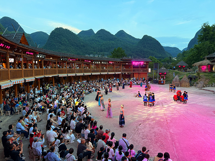 1 全新升級的《瑤山·瑤人》實景演出生動展現瑤族生活畫卷，場場座無虛席。瑤山古寨景區供圖