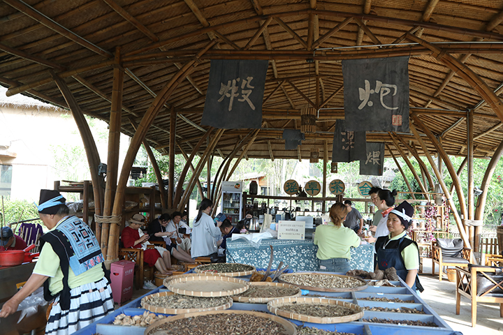 游客們體驗瑤山足浴。