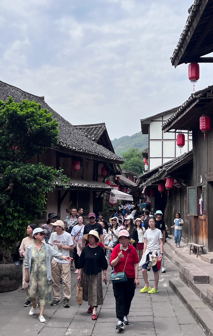 1、土城古鎮景區游人如織。習水融媒供圖.jpg