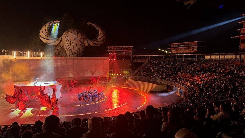 大型實景苗族歌舞詩劇《仰歐桑》演出現場,座無虛席。