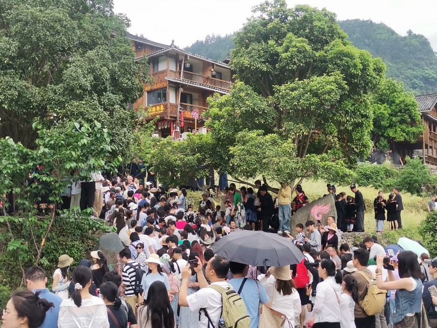 郎德上寨熙熙攘攘的游客。