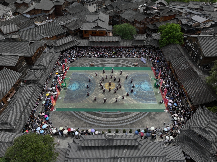 西江千戶苗寨歌舞表演。