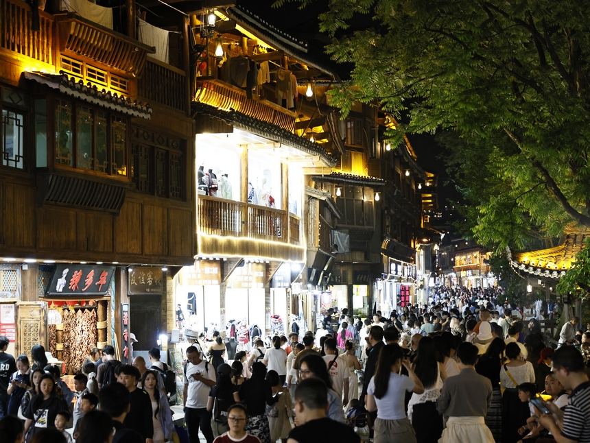 西江千戶苗寨熙熙攘攘的游客。