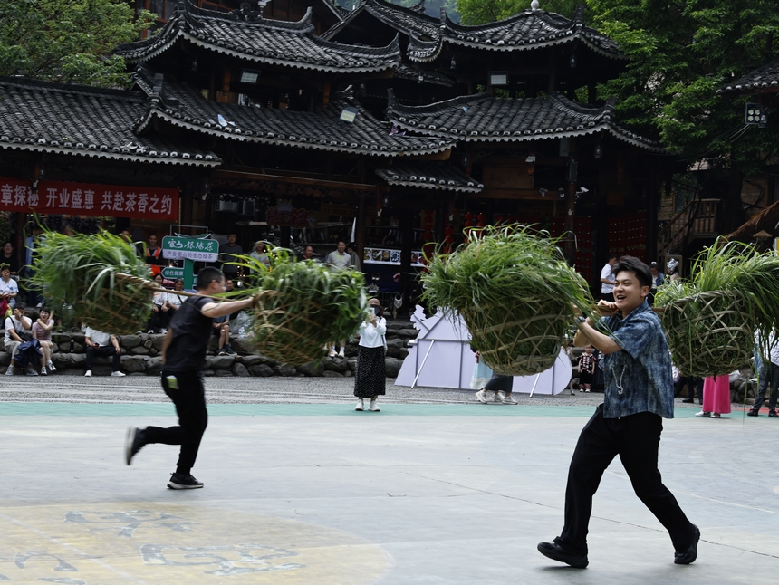 西江千戶苗寨游客在挑戰挑草接力賽。