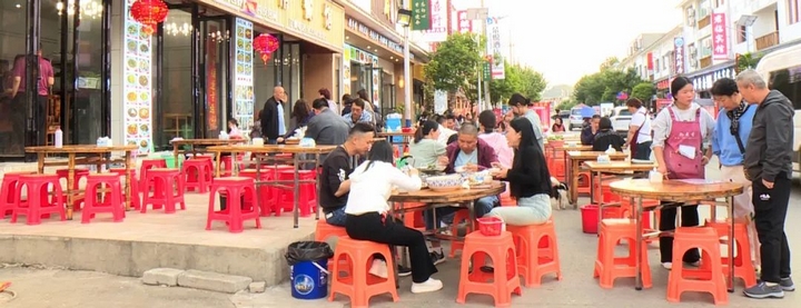 2 圖為韭黃村的夜市一條街充滿煙火味。.jpg