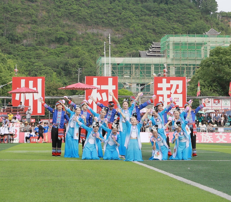 國家稅務(wù)總局榕江縣稅務(wù)局青年干部在“貴州村超”球場表演舞蹈《家園》，用活潑生動的舞姿詮釋對家園的熱愛、對美滿生活的向往。