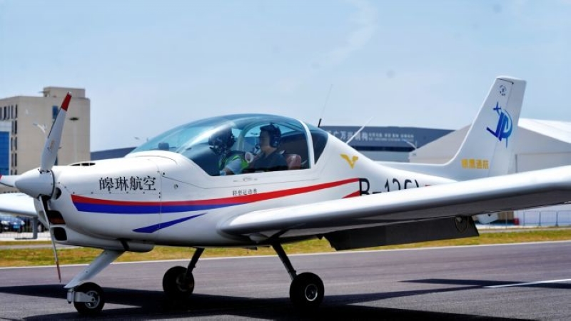 貴州省首個低空飛行服務基地迎來首批游客。