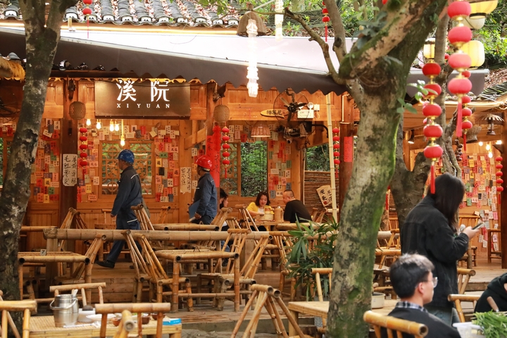 3、5月1日，凱里雷山供電局西江供電所工作人員在西江千戶苗寨景區進行用電檢查，宣傳安全用電知識，為游客提供舒適的旅游體驗。賈蕓 攝.jpg