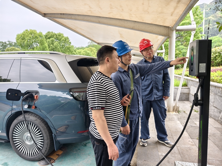 7、貴州電網公司銅仁江口供電局太平供電所工作人員對梵凈山景區內游客中心充電樁、民宿及活動場所開展用電檢查，消除安全隱患，確?！拔逡弧奔倨谟秒姛o憂。吳瑾 攝.jpg