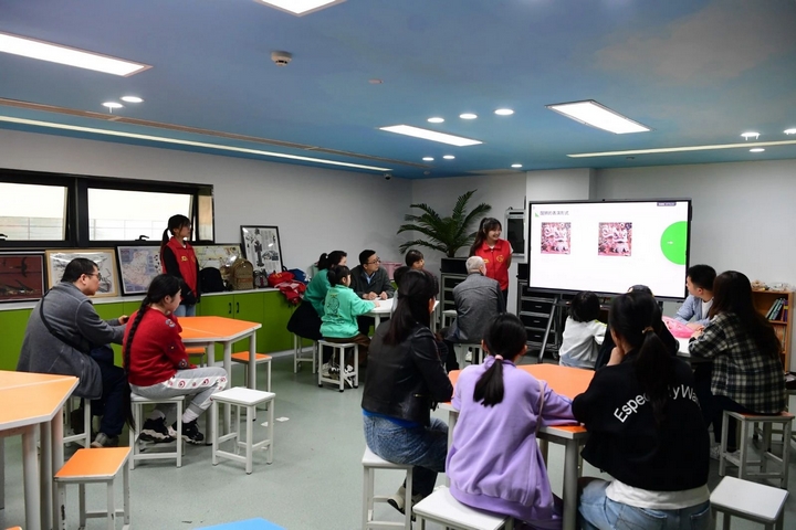 2、 貴州省地質(zhì)博物館內(nèi)，“非遺醒獅慶五一·巧手傳承勞動(dòng)美”活動(dòng)。.jpg