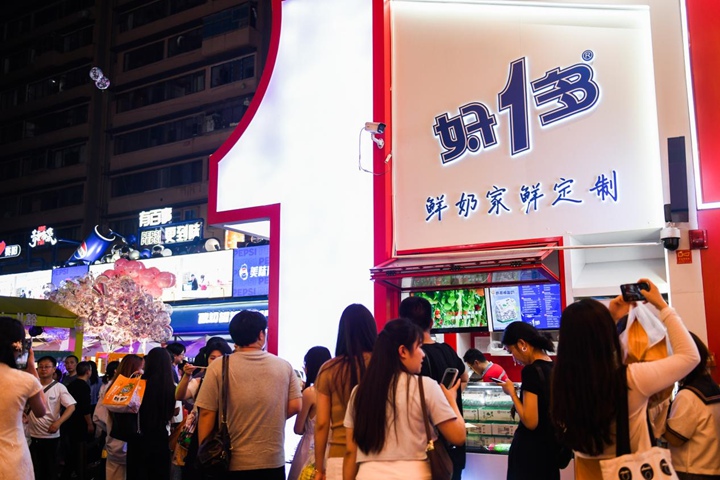 游客排隊購買好一多。