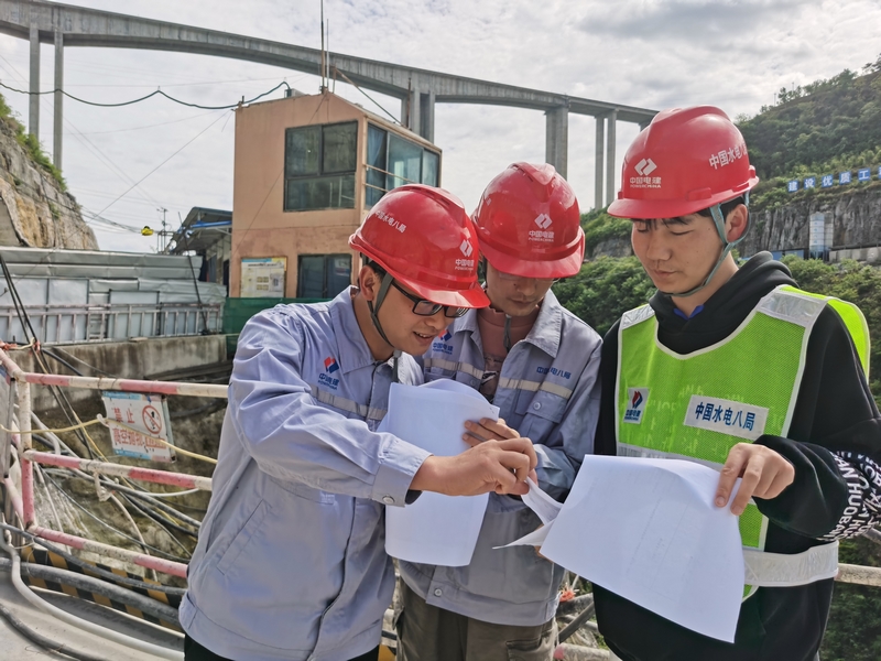 凹水河水庫建設(shè)現(xiàn)場(chǎng)建設(shè)者們奮戰(zhàn)一線 確保項(xiàng)目早日完工。