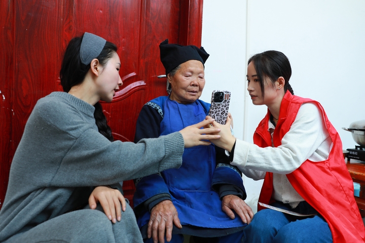 “移動辦公”服務(wù)隊入戶為群眾辦理業(yè)務(wù)。劉夢攝 (2).JPG