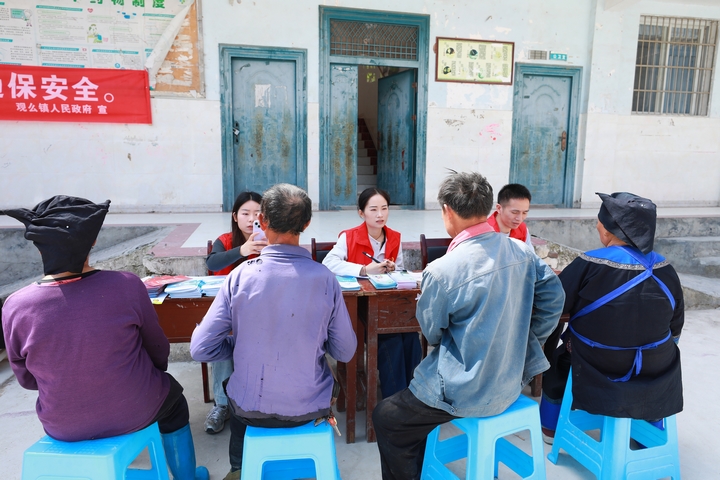 “移動辦公”服務(wù)隊正在為群眾辦理業(yè)務(wù)。劉夢攝 (3).JPG