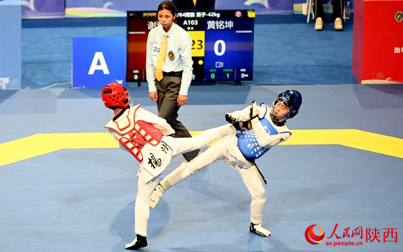 比賽現(xiàn)場，運(yùn)動(dòng)員激烈對(duì)決。人民網(wǎng)記者 白鴿攝