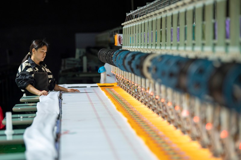 2025年5月7日，在貴州省從江縣一家民族刺繡企業生產車間，工人在用數控機床生產刺繡產品 。