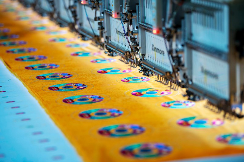 2025年5月7日，在貴州省從江縣一家民族刺繡企業(yè)生產(chǎn)車(chē)間，工人在用數(shù)控機(jī)床生產(chǎn)刺繡產(chǎn)品 。