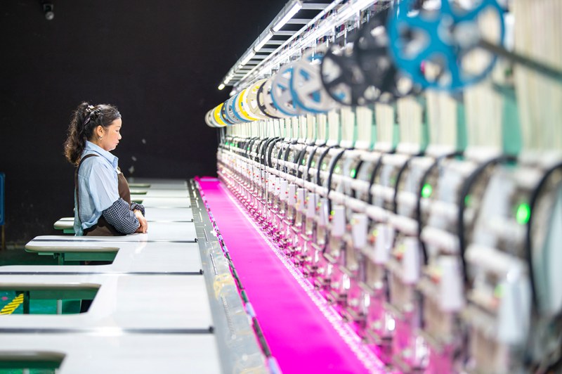 2025年5月7日，在貴州省從江縣一家民族刺繡企業生產車間，工人在用數控機床生產刺繡產品 。