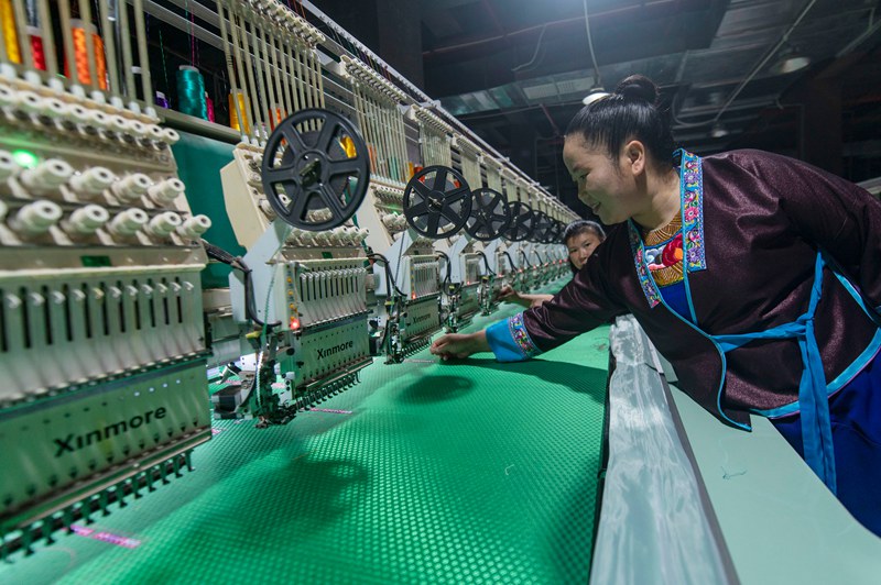2025年5月7日，在貴州省從江縣一家民族刺繡企業生產車間，工人在用數控機床生產刺繡產品 。