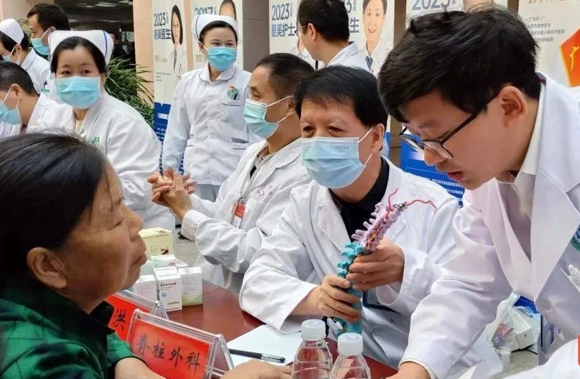 徐正波為患者會診現場。
