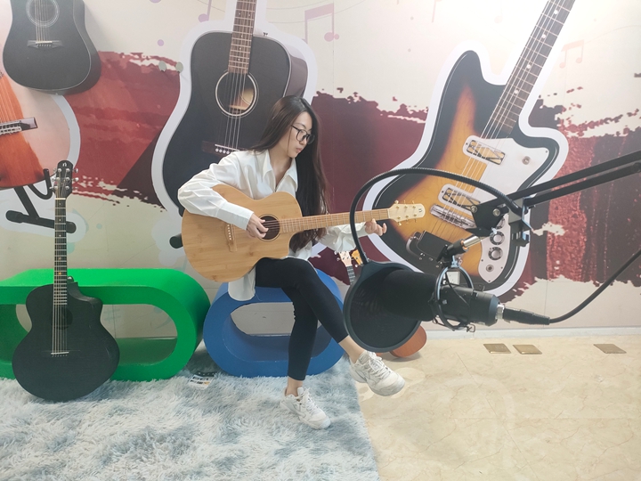 學生主播在正安吉他直播間實訓。