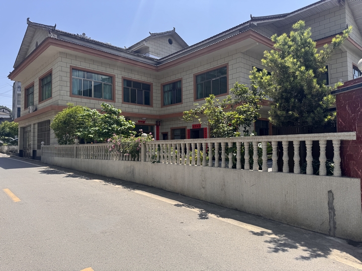 金沙縣巖孔街道東光社區村民家庭院門口綠樹成蔭，繁花似錦。吳艷禹 攝.jpg