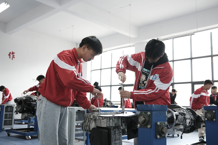 畢節工業職業技術學院學生實訓。