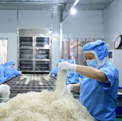 合規經營是企業立足市場的根本，其核心在于“上有法律高壓線，下有道德底線”，構建透明、合法的運營框架。依法誠信納稅不僅是法律義務，更是企業贏得信任、降低風險的關鍵。