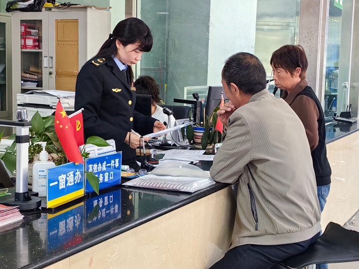 在政務大廳，工作人員正為群眾辦理業務。