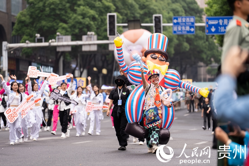 2025年貴州民族團結(jié)大巡游現(xiàn)場。人民網(wǎng)記者 涂敏攝