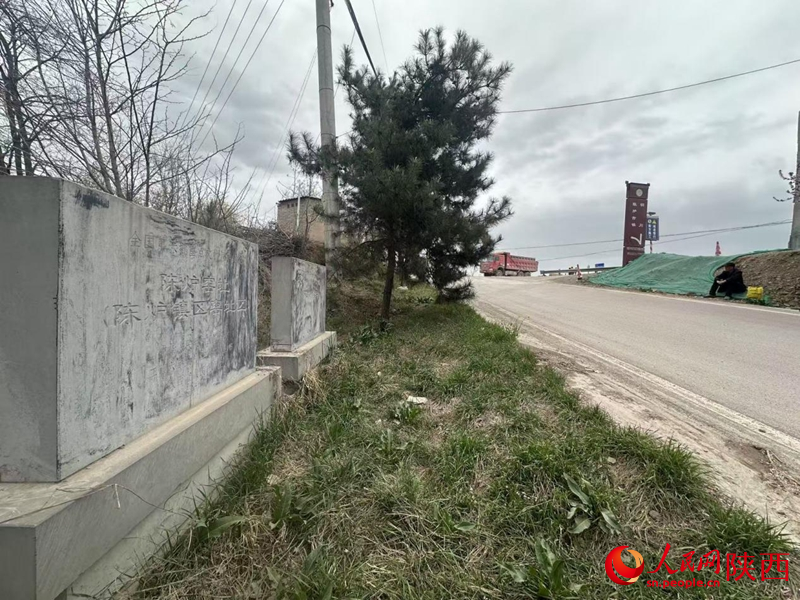 文保碑附近,不時有重型卡車駛出(攝于4月11日)。