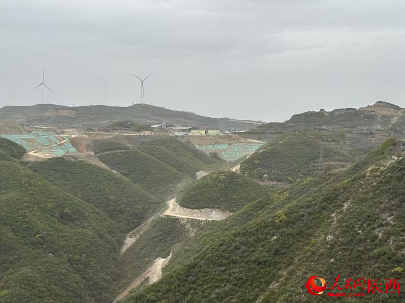 遠眺潤鑫新材料廠區及周邊,部分土層近乎完全裸露。(攝于4月11日)。