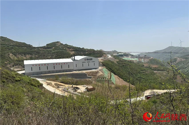 白色廠房上有“國金控股”四個大字(攝于4月23日)。