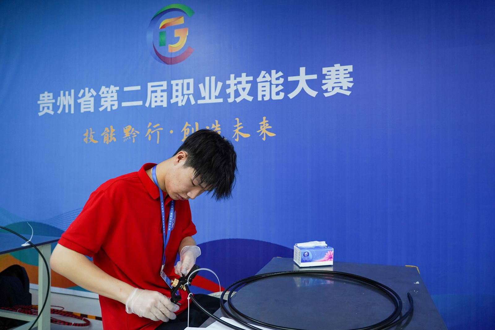 選手在貴州省第二屆職業技能大賽信息網絡布線賽項中比賽。高琦攝